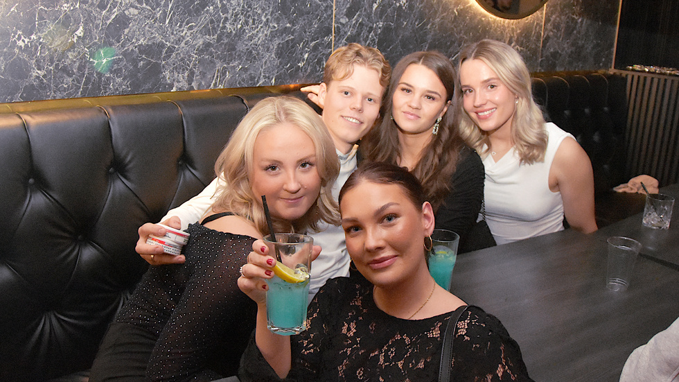 Wilma Sundström och Elin Sandling samt Henrik Nestor, Amanda Isaksson och Julia Sandberg, som firades på sin 23-års dag.