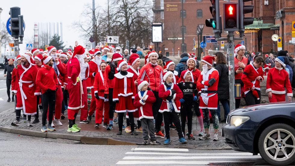 Även röda tomtar behöver vänta på grön gubbe.