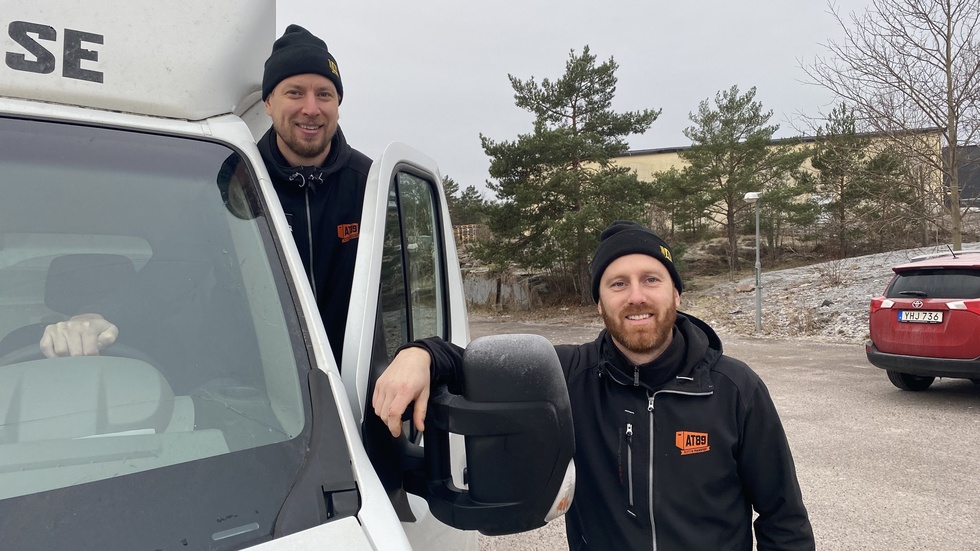 Tomas Jörbrink och Andreas Bergström startade en flyttfirma tillsammans för tio år sedan. Nu flyttar de till nya lokaler.
