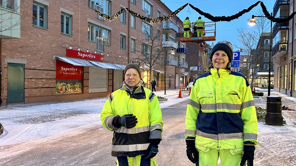 Anna Olsson och Malin Gustafsson fick agera trafikvakter när Hantverkaregatan var avstängd för trafik. 