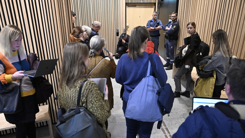 På måndagen inleddes rättegången i Lunds tingsrätt för det föräldrapar som åtalats misstänkta för synnerligen grov misshandel, olaga frihetsberövande och grov fridskränkning av sin dotter.