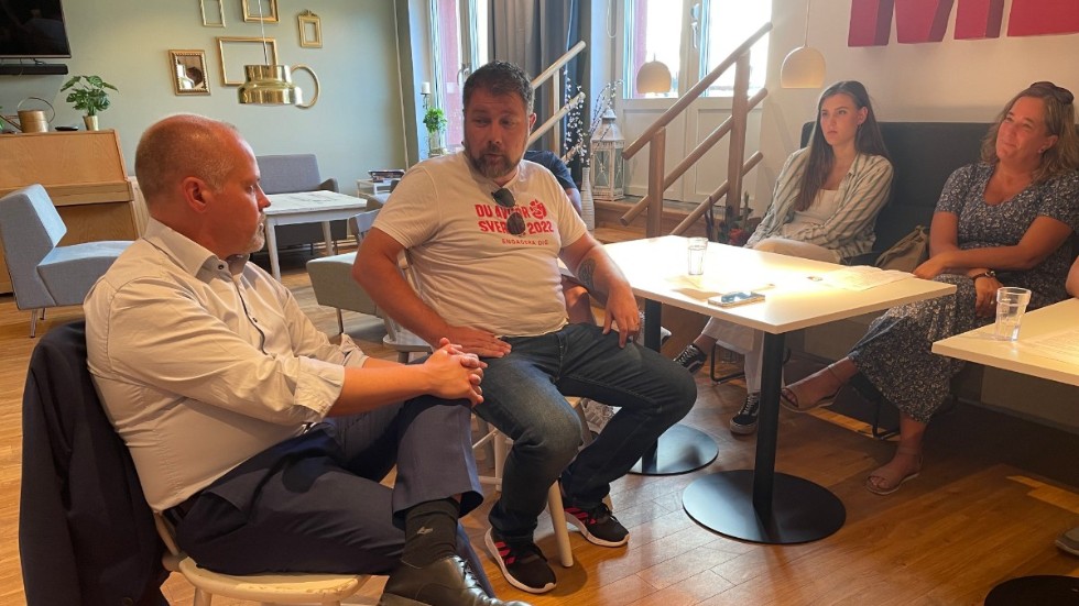 Justitieministern Morgan Johansson i samtal med bland andra kommunstytrelsens ordförande Dan Nilsson som vid tillfället passade på att komma med ett vallöfte: fler fritigsgårdar i centralorten samt utökade resurser till fältarnas verksamhet.