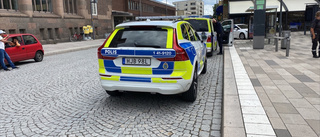 Aggressiv man stal väskor från ungdomar på Fristadstorget – gav sig sedan på en väktare