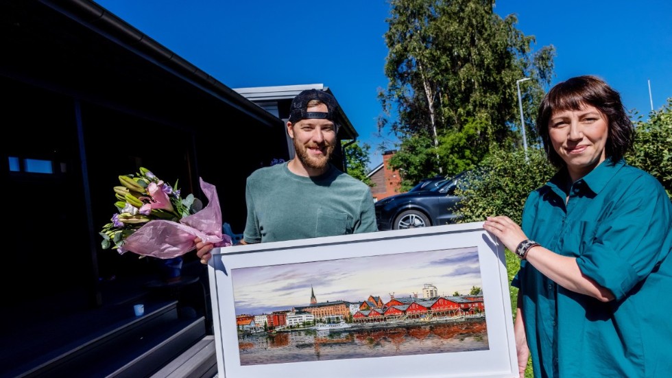 Årets Luleåbo 2022 är avgjort! Norrbottens-Kurirens och NSDs läsare röstade fram hockeyspelaren Linus Omark till vinnare som förutom äran fick en tavla och blommor av Norrbottens-Kurirens nyhetsredaktör Jessica Rosengren.