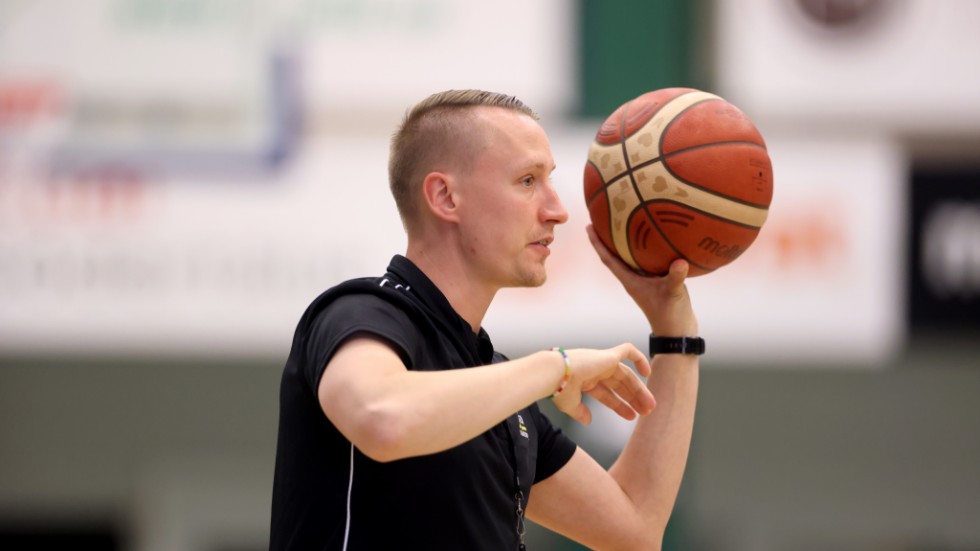 "Det betyder mycket att få sätta Norrköping på kartan igen", säger Dolphins-coachen Mikko Riipinen inför kvalet till Champions league.