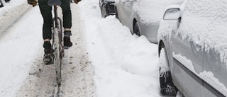 Bort med snön från cykelbanan