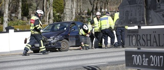 Folkestavägen stängdes av efter krock vid Torshälla kyrkogård