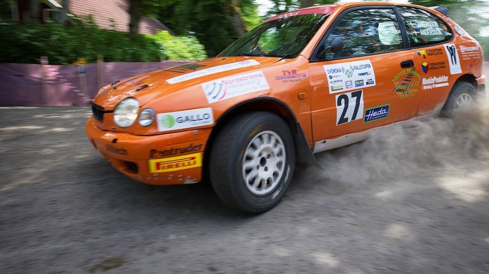 Hampus Jakobsson kör bland annat med broder Pontus förra bil, en Toyota Corolla. Den tog han på sprinttävlingen i Eskilstuna.