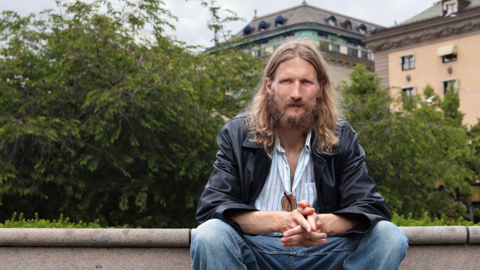 Marcus Berggrens debutroman "En bra plats i skallen" har bevarat hans patenterat uppkäftiga komikerprosa. Resultatet är oväntat personligt och ärligt.