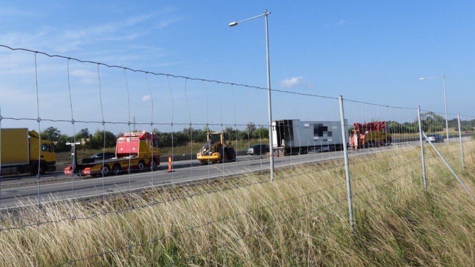 En brand i ett lastbilssläp på E4 orsakade stopp i trafiken under tisdagseftermiddagen. Senare på eftermiddagen bärgades släpet från platsen.