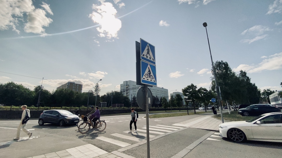 Cykelöverfart har målade fyrkanter och trafikskylt. Där har cyklisten företräde. 