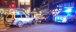 Polisbil krockade med taxi