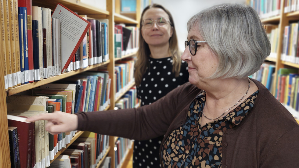 Ingalill Stenmark (närmast kameran) och Victoria Edman (längst bak) i Depåbibliotekets magasin, som rymmer 500 000 böcker.   