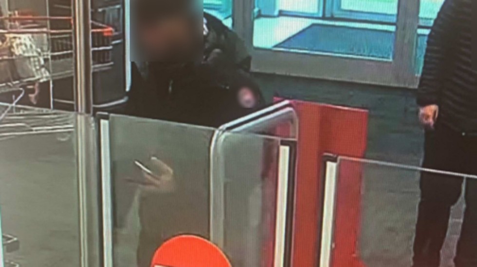 Under rånet tvingas den unga killen att följa med till Ica Maxi för att ta ut pengar, enligt utredningen. På bilden syns rånaren till vänster, offret till höger. Först har rånaren försökt tvinga honom att swisha sina pengar, men misslyckats på grund av en beloppsgräns. 