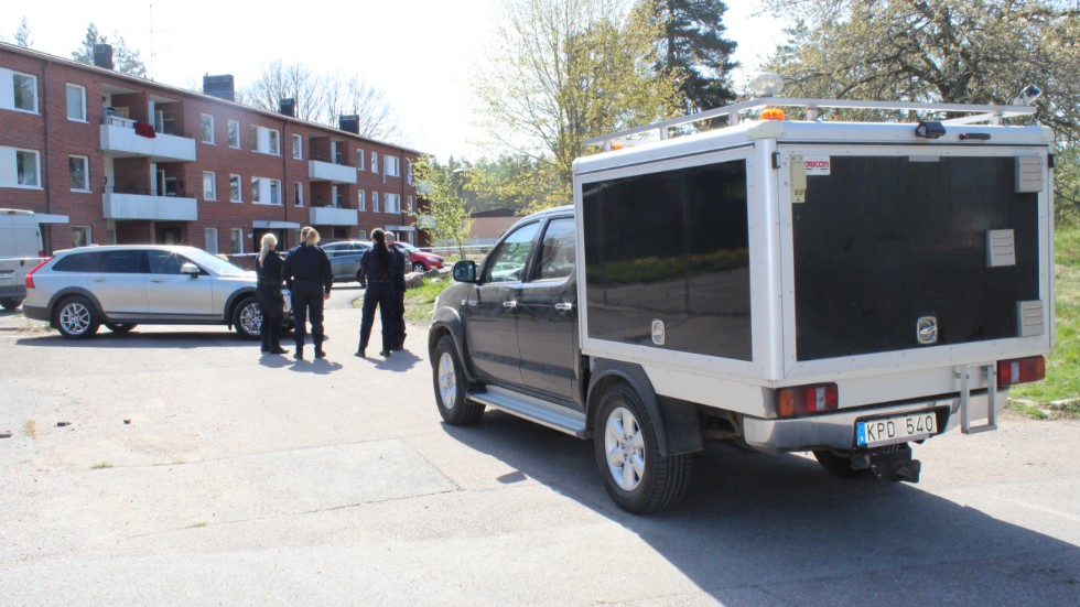 Polisens tekniker är på plats vid huset på förmiddagen, för en brottsplatsundersökning. 