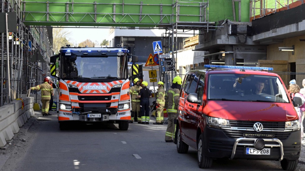 Räddningstjänst vid olycksplatsen i Hagalund i Esbo. Många skolbarn skadades när gångbrons golv kollapsade.