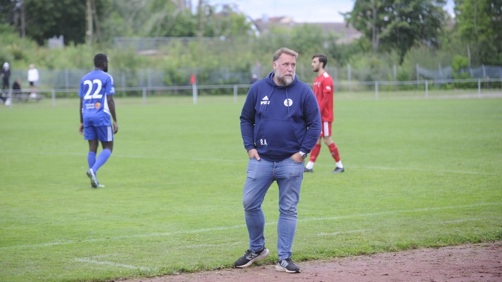 Hargstränaren Robert Andersson får börja division 3-kvalet på hemmaplan.