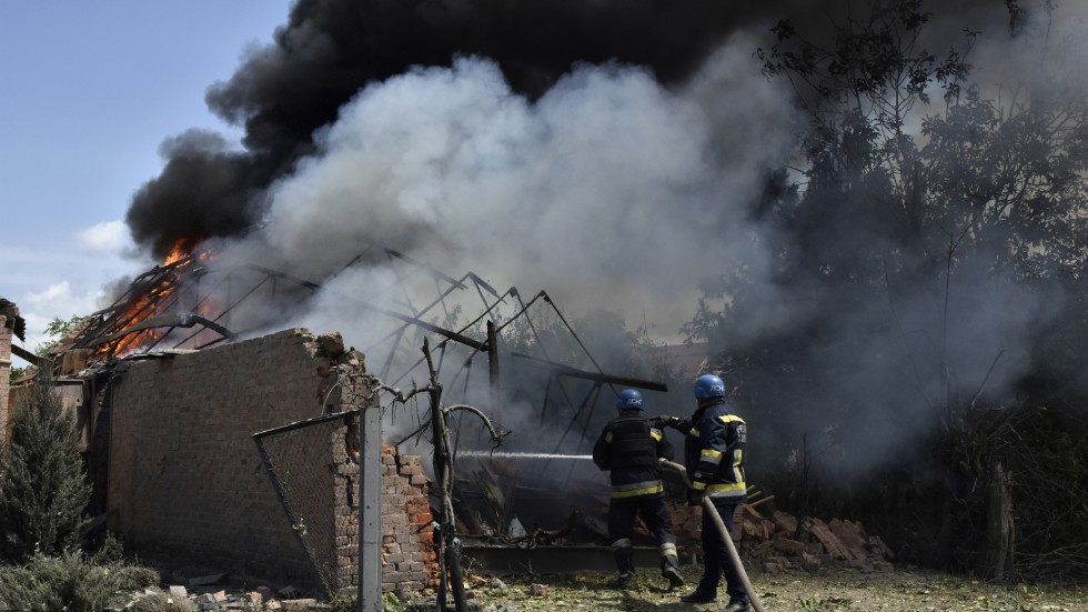 Ukrainska brandmän bekämpar en eldsvåda efter en rysk flygräd mot Zaporizjzja-regionen.