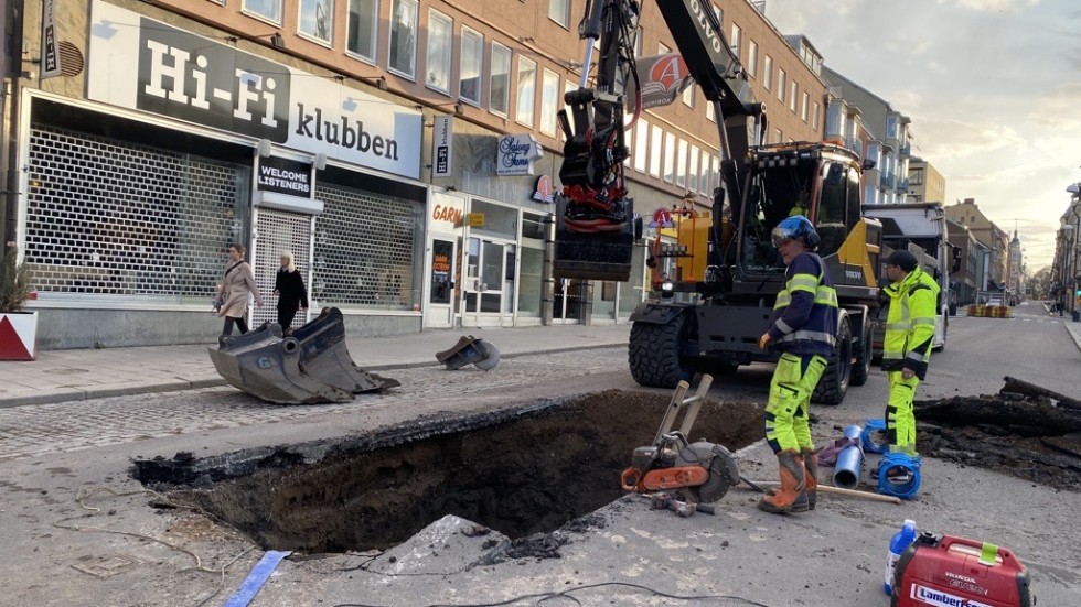Tekniska verkens personal arbetade på lördagskvällen med att åtgärda läckan.