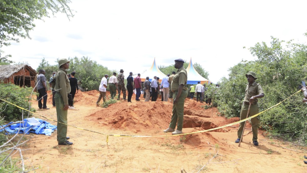 Poliser vid en av de massgravar som hittats i östra Kenya. Arkivbild.