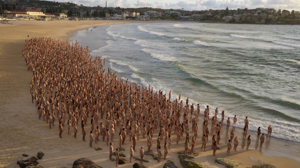 Frivilliga ställer upp sig i gryningssolen på Bondi Beach.