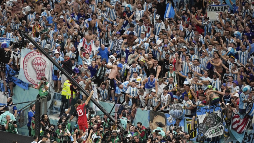 Den amerikanske fotbollsjournalisten Grant Wahl segnade ihop under den kaotiska matchen mellan Argentina och Nederländerna.