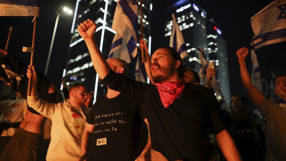 Protester mot Israels regering på söndagskvällen.