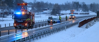 Bil körde in i vägräcke i Alunda