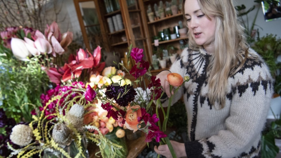  En florist är knappast ett offer för att hon valt den typen av bransch. Hon har gjort det för att hon vill vara florist. Eller frisör. Att lyfta de kvinnodominerade branscherna och göra även dem legitima är viktigt, skriver Lina Skandevall.