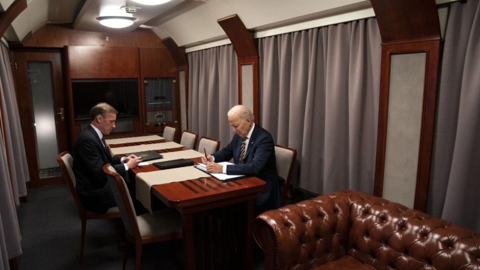 AP:s fotograf Evan Vucci var en av två journalister som fick följa med presidenten till Kiev. Här sitter Joe Biden på tåget med den nationelle säkerhetsrådgivaren Jake Sullivan.