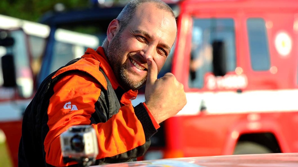 TUMMEN UPP. Rallycross-stjärnan Fredrik Tiger tvekade aldrig när han fick frågan om att delta i en tävling för Barncancerfonden.