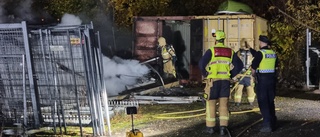 Containrar, bilar och sopmaskin i brand