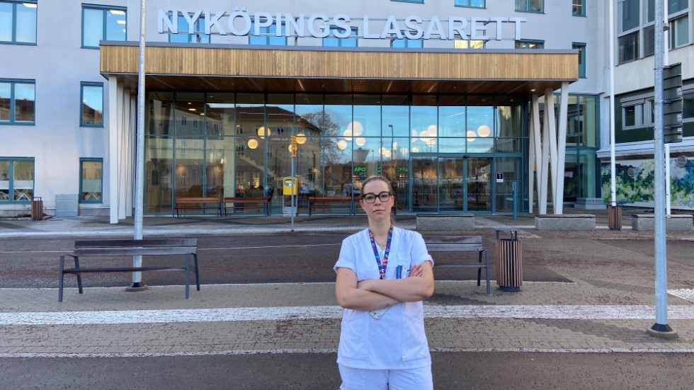 Beslutet att stoppa hyrsköterskor kanske syftar till att skapa en tryggare vård. "Men på grund av den korta omställningstiden riskerar stoppet att få motsatt effekt", säger Emma Engvall, sjuksköterska.