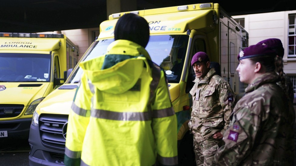 Militär förberedde sig för att rycka in inför ambulansförarnas strejk, som inleddes på onsdagen.