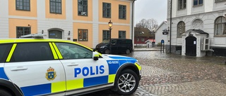 Här gör polisen undersökningar vid torget – men vill inte avslöja vad som händer