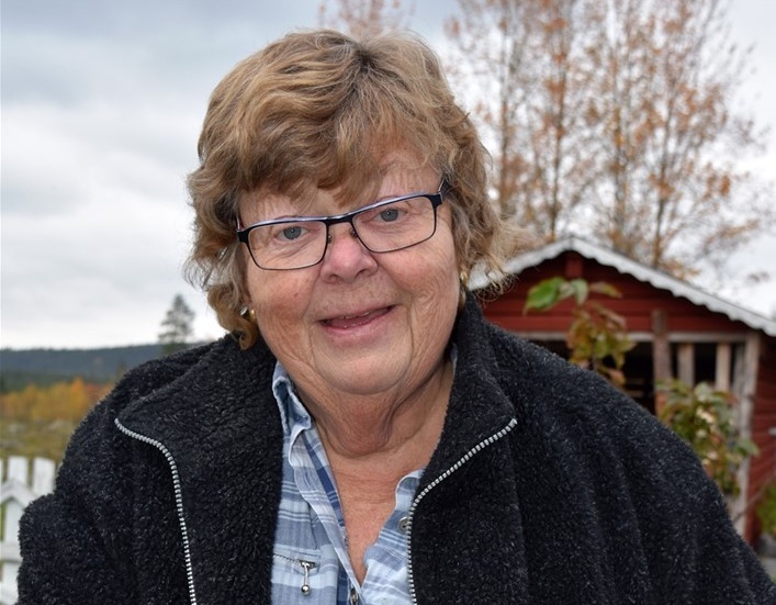 Gun Samuelsson älskar jordgubbar och skördar fortfarande egna jordgubbar på friland. Foto: Ivonne Svahn