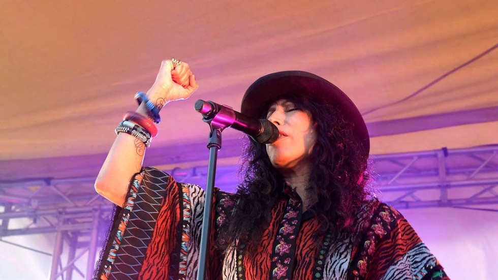 När Titiyo uppträdde på Visfestivalen 2019 beskrev hon det hela på scen som en kulturkrock, där klubbmusik möter förväntningar om akustiska gitarrer. Det blev dock ett befruktande möte, till sist.