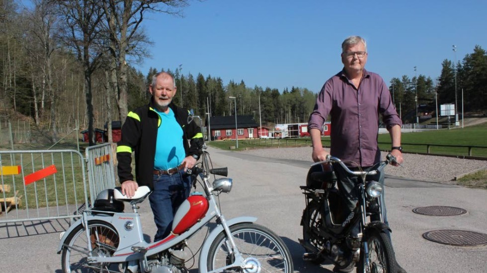 Göran Almgren och Magnus Johansson laddar för årets mopedrally i Gamleby.