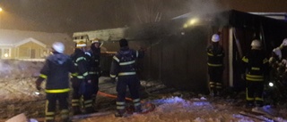 Kraftig brand i stor carport snabbt släckt