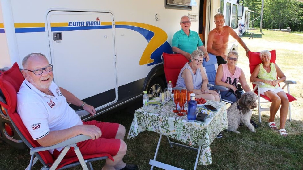 Från vänster Arne Lydig från Rottne, Kristina Lydig, Lillemor Skylberg från Växjö med hunden Motzart och Birgitta Ortman från Tranås. Stående Kenneth Petersson som blev överraskad för sin 75-årsdag och Ralf Ortman till höger.