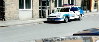 18-åring hotade tre poliser