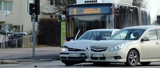 Två till sjukhus efter trafikolycka