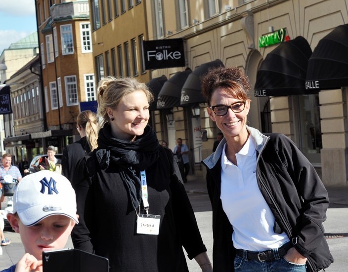 Sandra Viktor och Marianne Lindh trängs med Pokémonfantaster. Foto: Tommy Pettersson