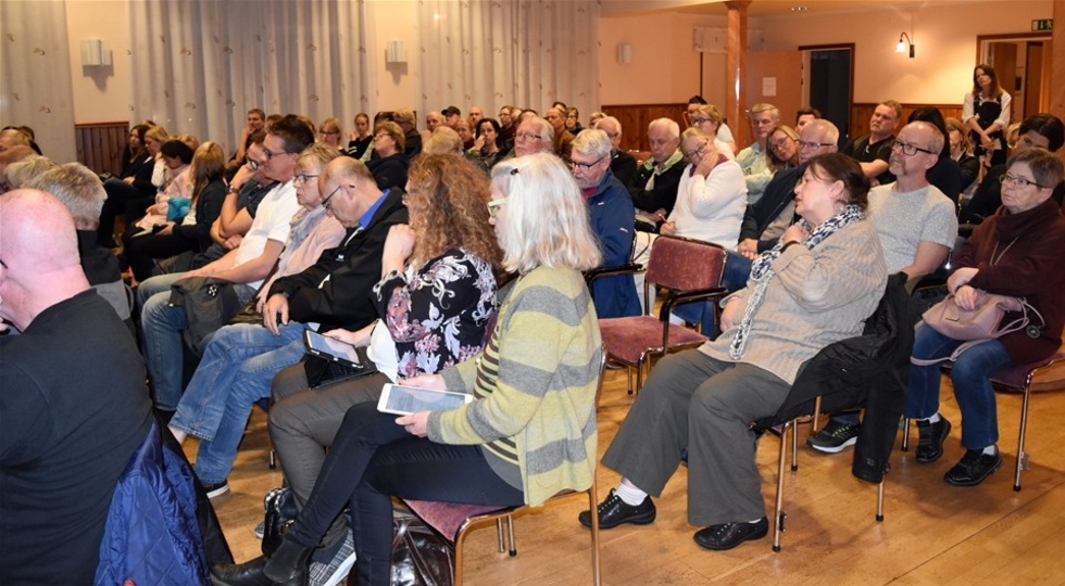 Från skolåldern till 90-årsåldern. Åhörarnas ålder varierade.