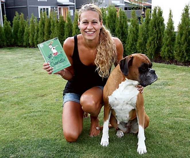 Charlotte Rohlin med hunden Shiba. Båda är mycket nöjda med boken.