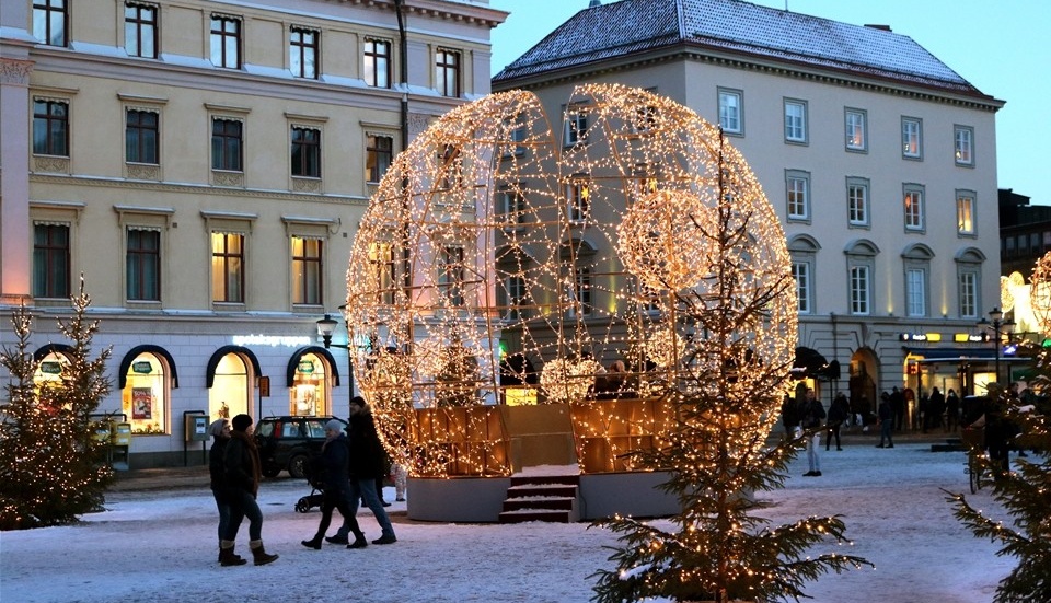 Utöver förra årets belysning förstärks belysningen i år på flera platser i innerstaden, för en kostnad av 2,5 miljoner kronor. Foto: Tommy Pettersson