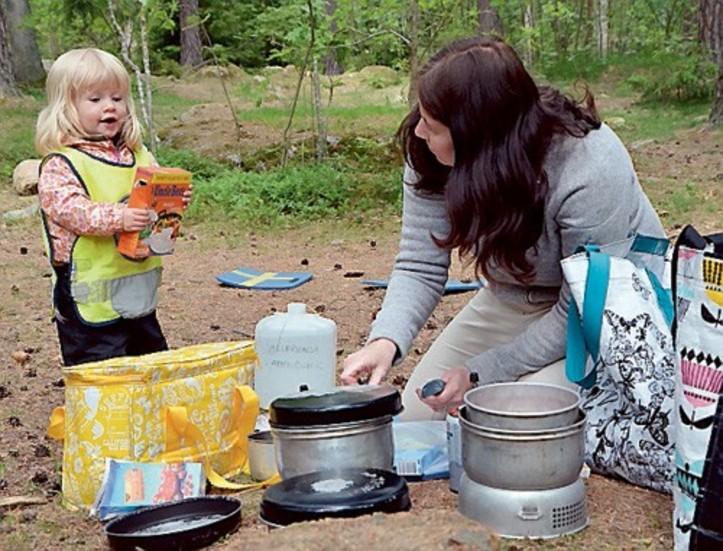 Ava och Hilde Stegrenius lagar mat tillsammans.