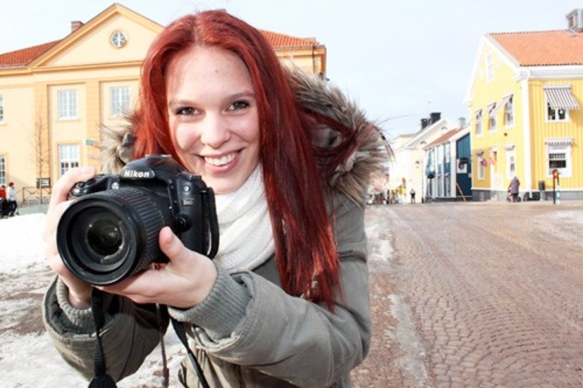 Therése Hasselkvist har stannat i Vimmerby och jobbar extra som pressfotograf. "Jag vill jobba inom media, men vet inte exakt vad jag vill göra - det finns så mycket spännande." Foto: Rebecca Forsgren Malmström