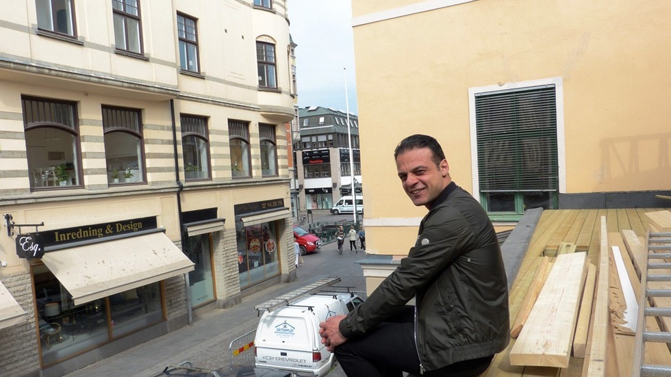 Johannes Soner sitter i byggröran på Taket som hans senaste restaurang heter. Den öppnar i juli eller augusti och fokus är på hamburgare och cocktails. Foto: Leif Larsson