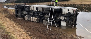 Lastbil har kört ner i diket